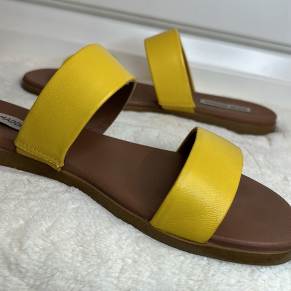 Steve Madden Dual Yellow Sandals - Picture 13 of 16